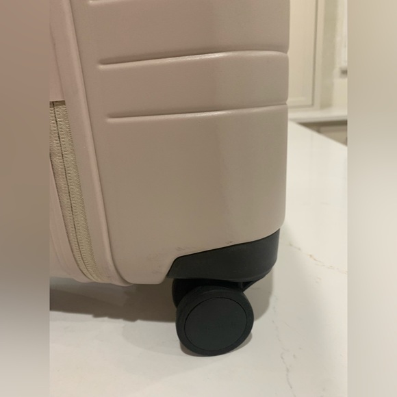 Monos 23 inch carry on plus luggage - Picture 15 of 15